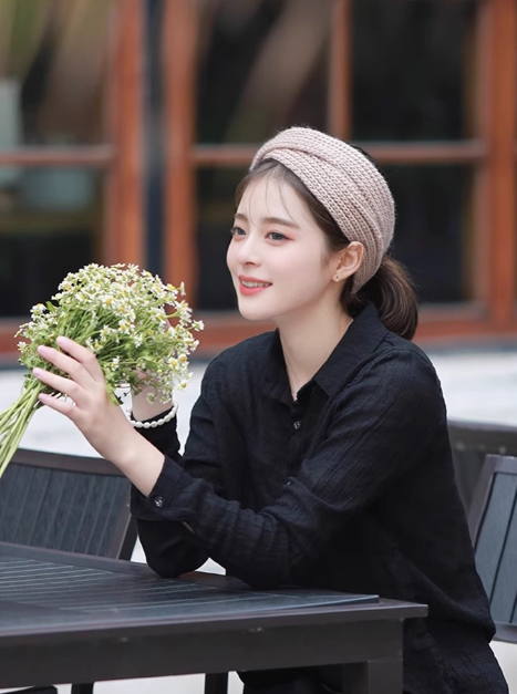 Simple black cotton and linen shirt, Spring and autumn 2025 style, elegant top, long-sleeved, versatile, with a high-end linen shirt as an inner layer